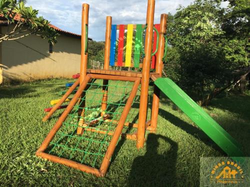 Torre-de-Atividades-Colorido-e-Escalada-Verde-1